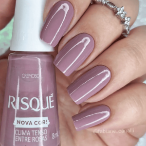Esmalte clima tenso entre rosas risque
